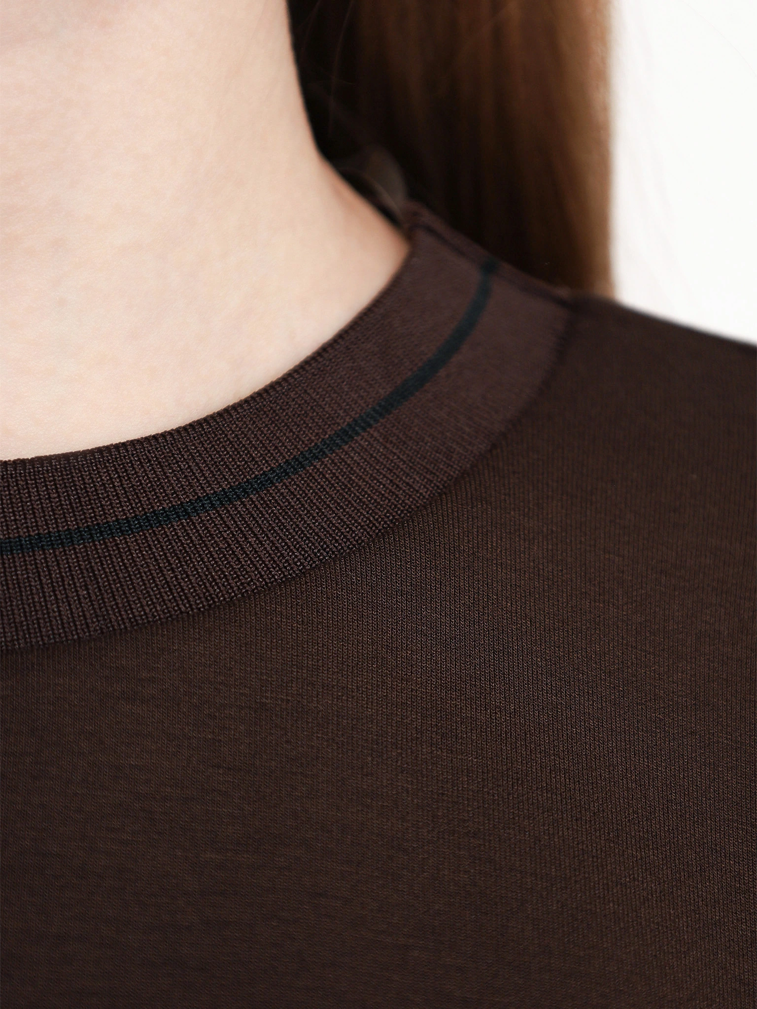 Джемпер темно-коричневого цвета со стразами